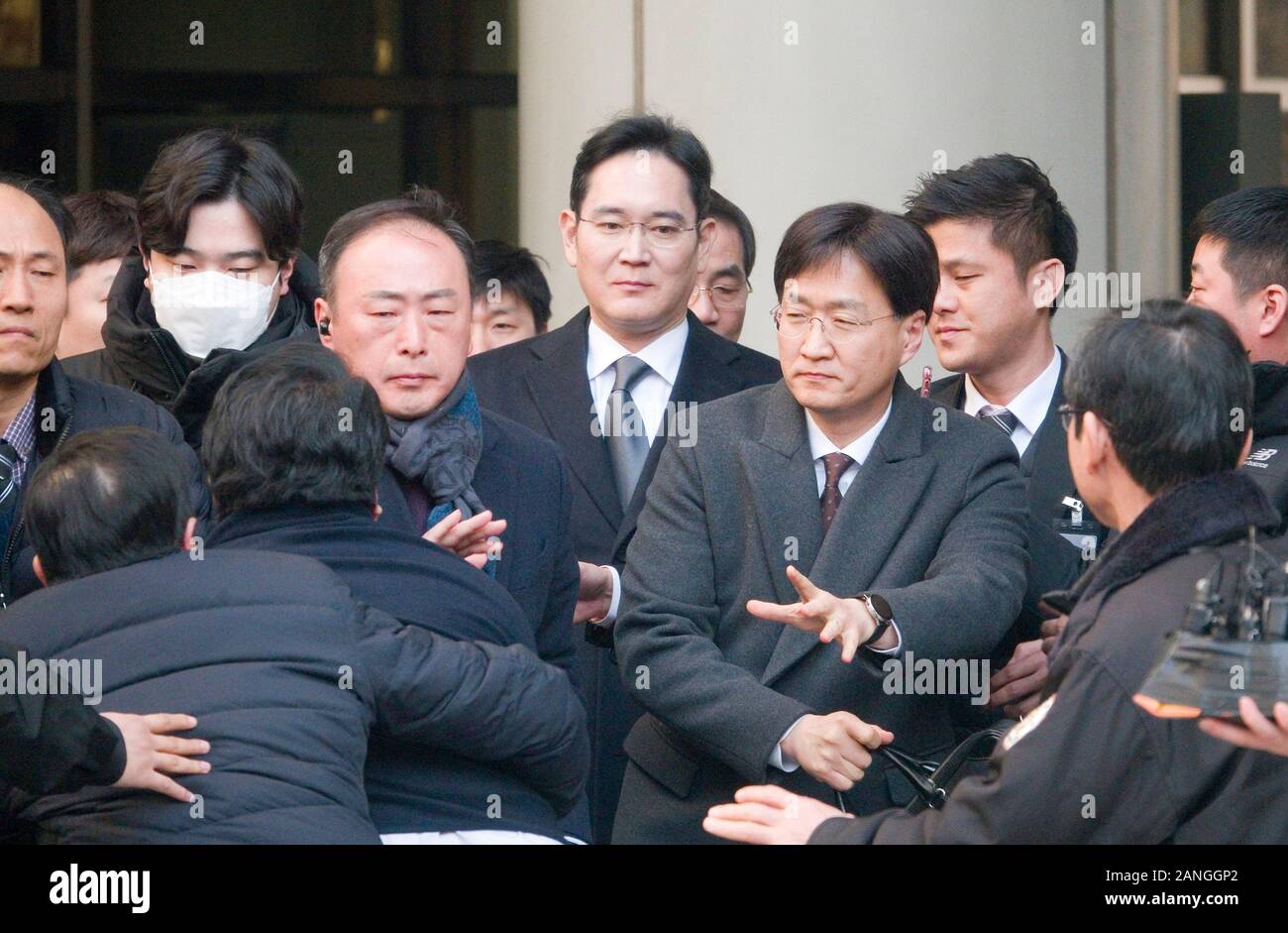 Seoul High Court in South Korea. 17th January, 2020. Lee Jae-Yong, Jan 17, 2020 : A former Samsung worker (front 2nd L ) protests against Samsung Electronics Vice Chairman Lee Jae-Yong (C) as the latter leaves after his trial at the Seoul High Court in Seoul, South Korea. Dozens of former Samsung workers were holding a protest against Samsung which they insist, fired them unfairly and spied on them who were trying to organize a labor union. Credit: Aflo Co. Ltd./Alamy Live News Stock Photo