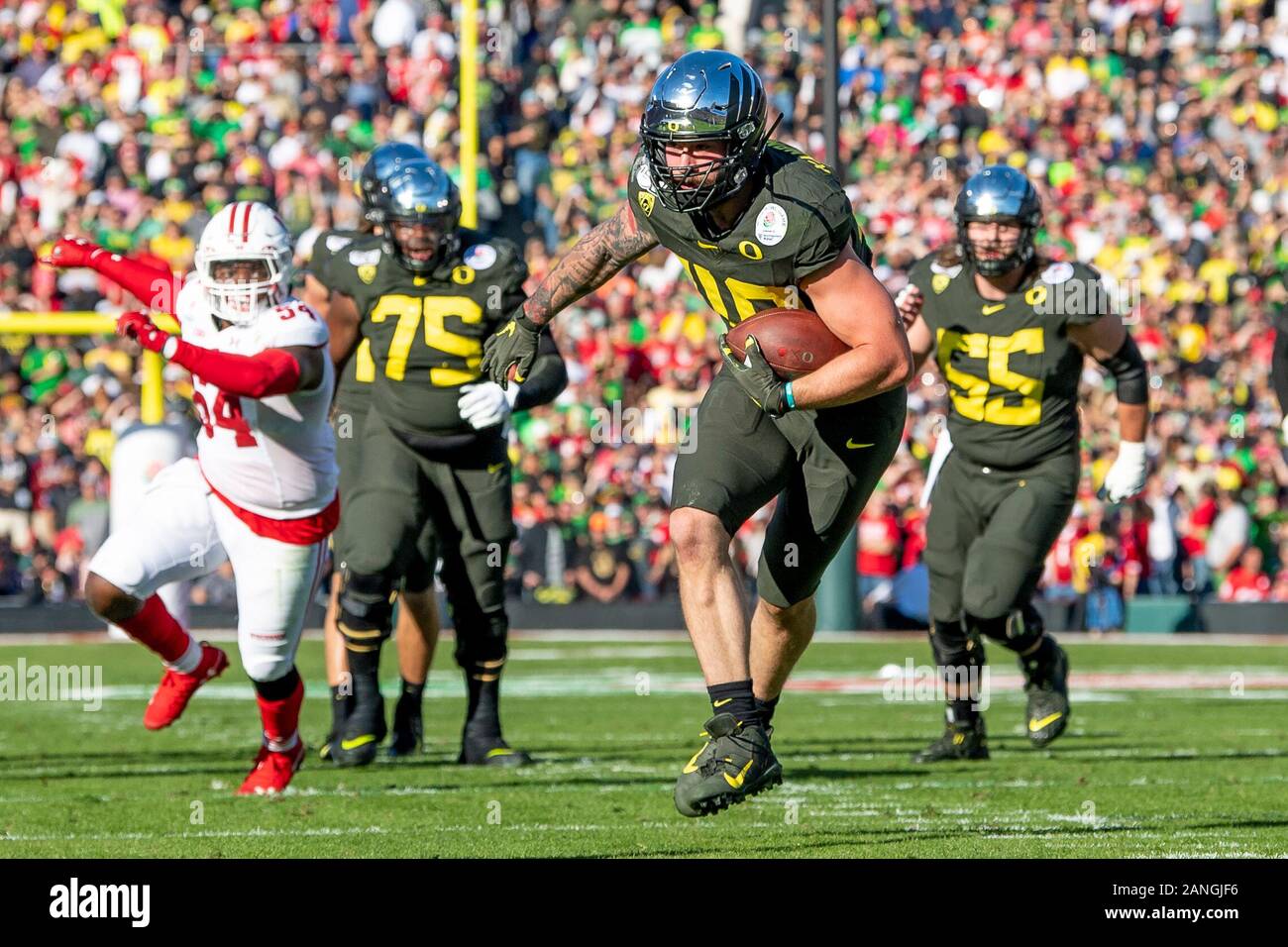 January 01, 2020 - Pasadena, CA, USA : Oregon Ducks tight end Hunter  Kampmoyer (48) runs the ball