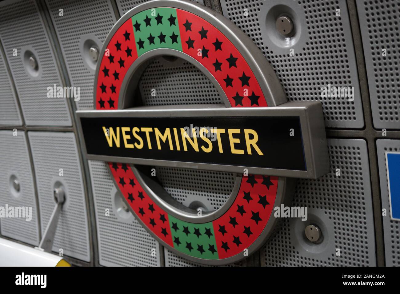 london-underground-westminster-station-logo-with-a-red-and-green-circle