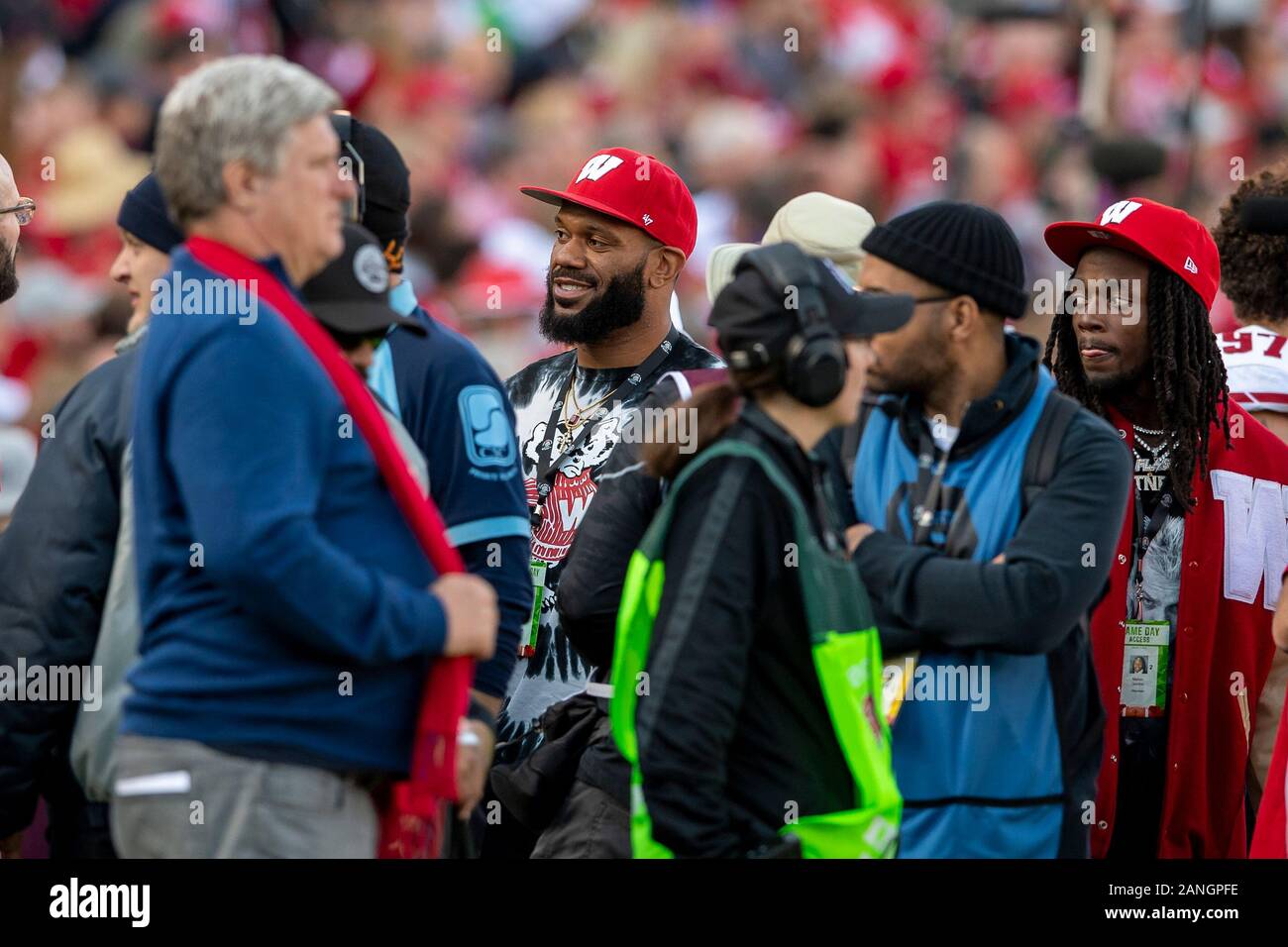 January 01, 2020 - Pasadena, CA, USA : Wisconsin alumni and Los Angeles Chargers tight end Lance Kendricks (center) on the Wisconsin Badgers sideline during the 106th Rose Bowl game against the Oregon Ducks. © Maria Lysaker/CSM Stock Photo