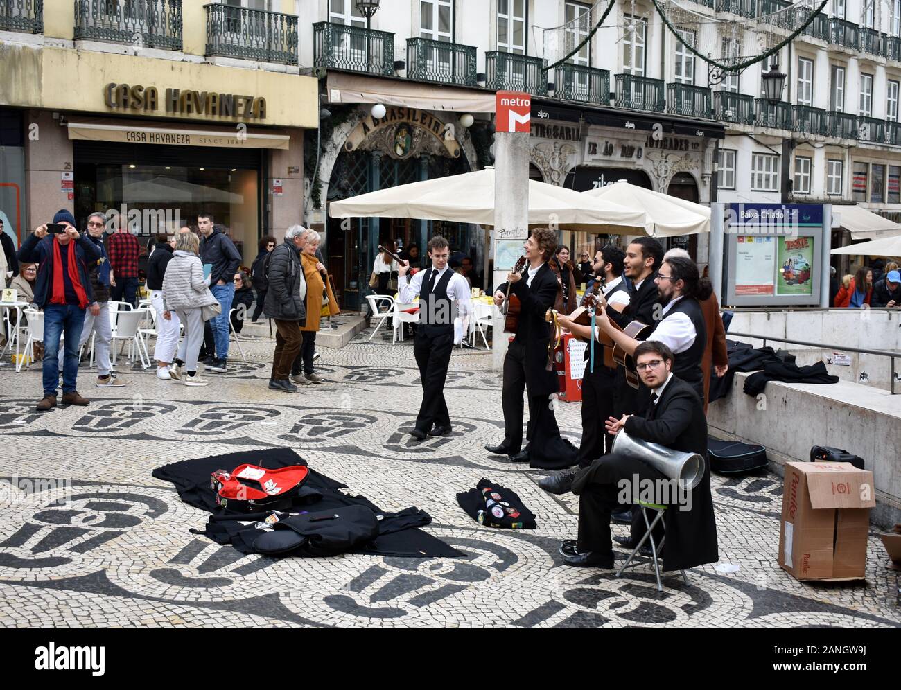 Street entertainers perform outside A Brasileira cafe, Baixa Chiado, Lisbon, Portugal Stock Photo