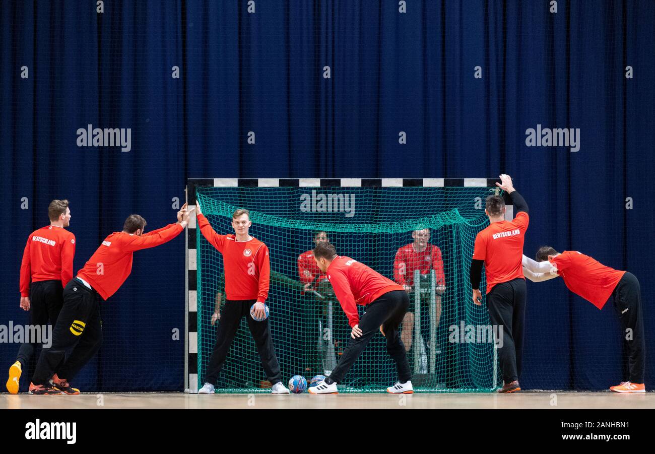 17 January 2020, Austria, Wien: Handball: European Championship, main round, Group 1, Training Germany. Germany's Tobias Reichmann (l-r), goalkeeper Andreas Wolff, Timo Kastening, Fabian Böhm, Jannik Kohlbacher and Kai Häfner warm up, behind them Uwe Gensheimer (l) and Patrick Wiencek are sitting on the bike ergometer. Photo: Robert Michael/dpa-Zentralbild/dpa Stock Photo