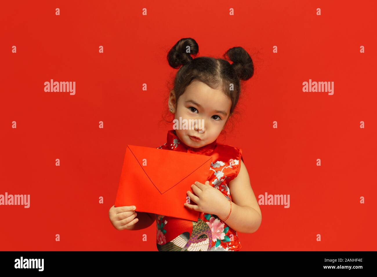 Chinese red envelope hi-res stock photography and images - Alamy