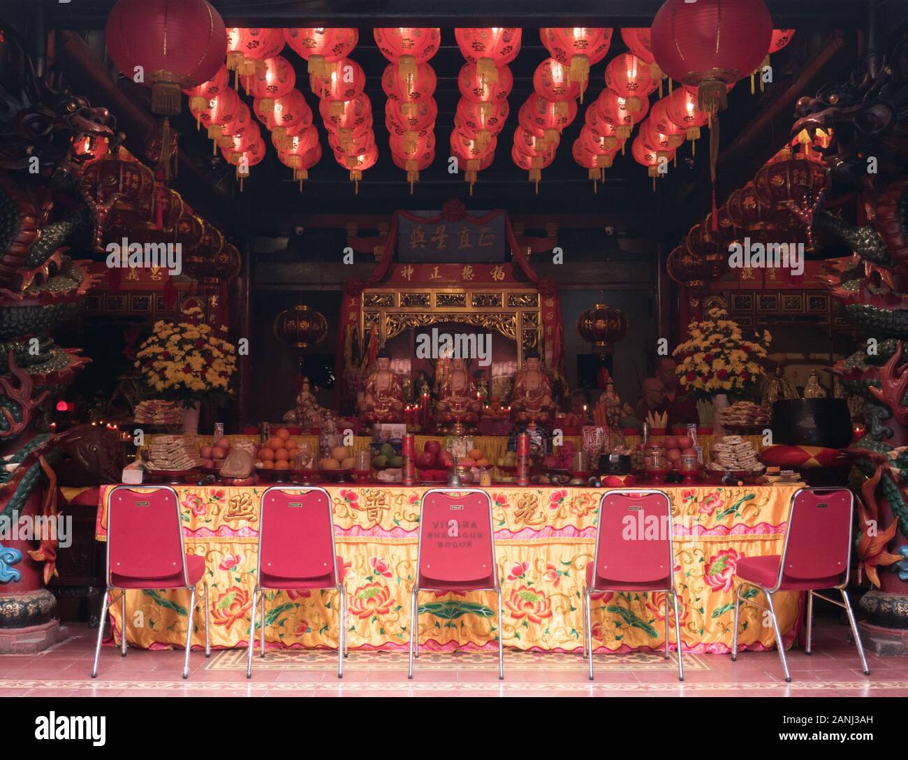 Chinese altar hi-res stock photography and images - Alamy