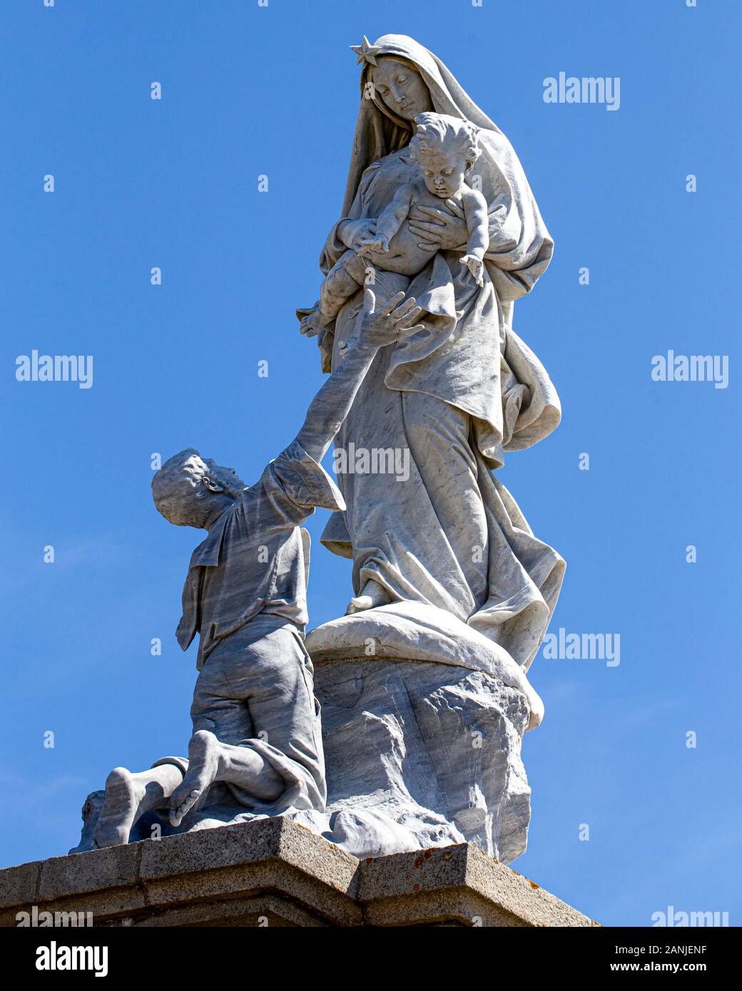 Pointe du Raz, sculpture to shipwrecked sailors by Cyprian Gobeski   Notre-Dame des Shipwrecked Stock Photo