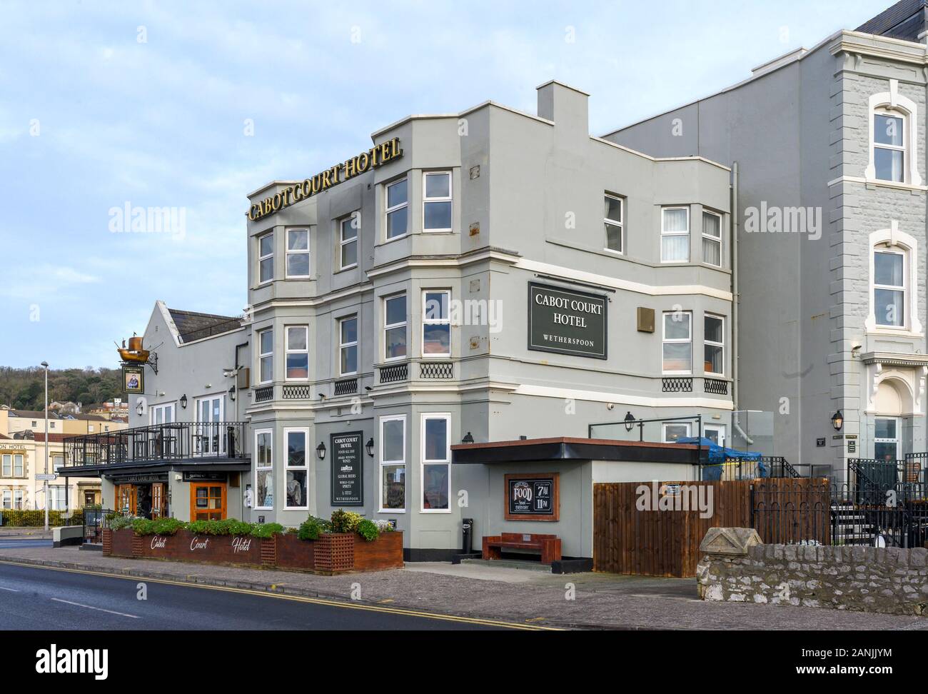 Cabot Court Hotel a Weatherspoon public house, Knightstone Road, Weston-Super-Mare, Somerset, England, UK Stock Photo