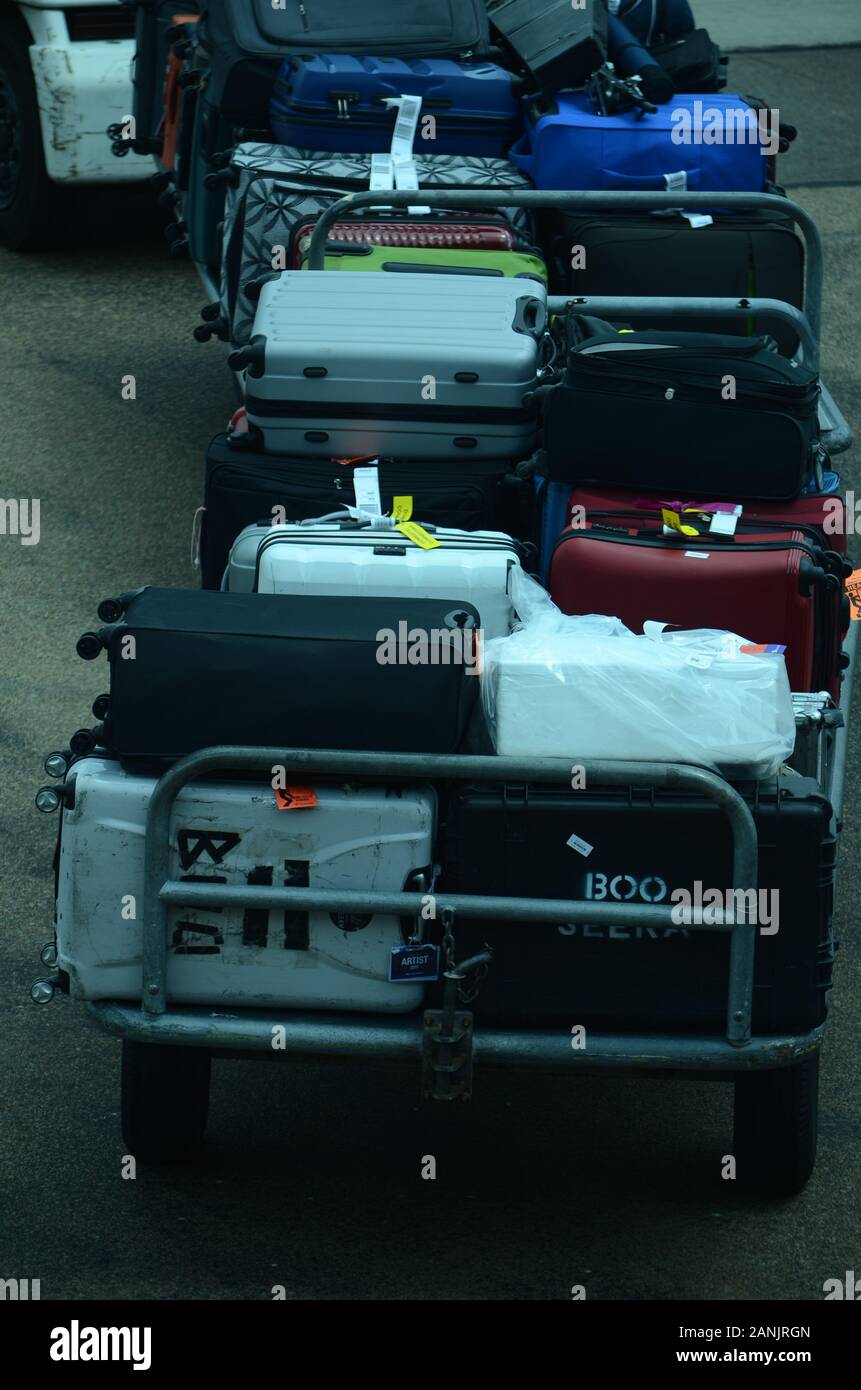 Heavy luggage hi-res stock photography and images - Alamy