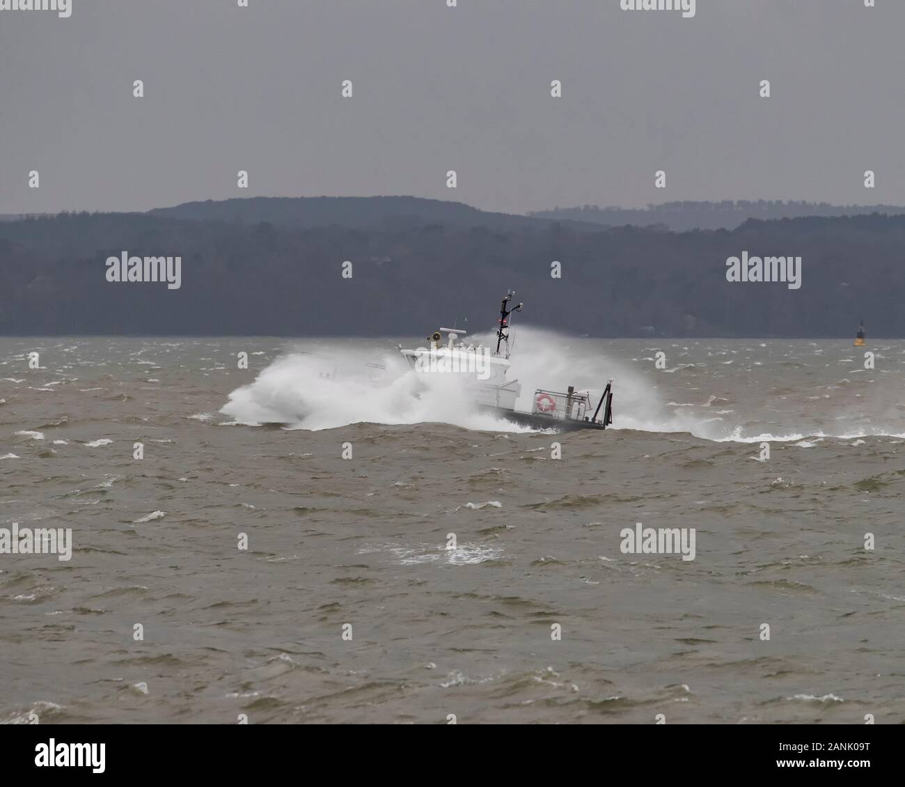 Admiralty Pilot Launch 'SD Solent Racer' battles through rough water in Spithead Stock Photo