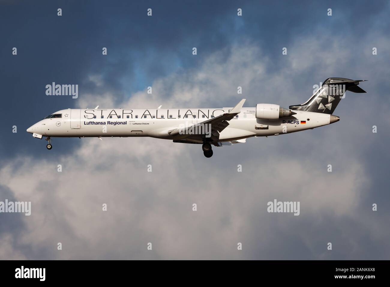 Crj 700 hi-res stock photography and images - Alamy