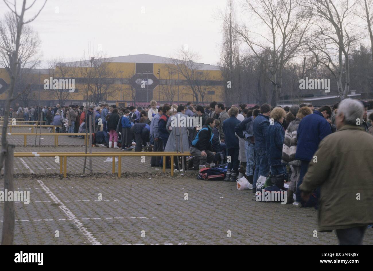 Wien, Weihnachten 1989, Tschechische Einkaufstouristen erstmals im Westen - Vienna, Christmas 1989, Czech Tourists First Shopping in the West Stock Photo
