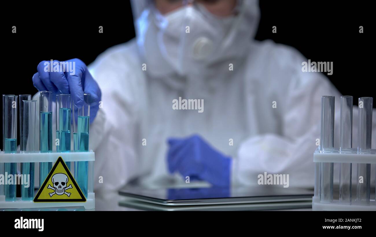 Кровь на полу в лаборатории. Материал для биохимических исследований. Сортировка пробирок. Сбор материала для микробиологических исследований. Биоматериал на исследование.