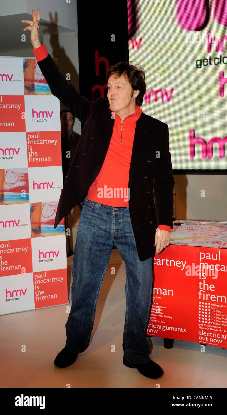 Paul McCartney signing copies of his Album Electric Arguments at the HMV record store in Oxford Street. Electric Arguments is the third album by The Fireman, an experimental music duo of Paul McCartney and record producer Martin Glover also known as 'Youth'. Stock Photo