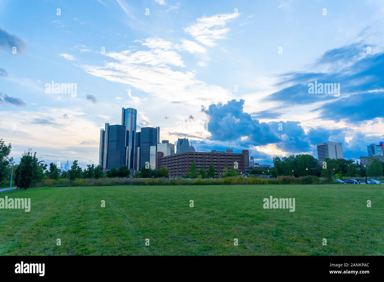 Detroit, Mi: Sunset view of detroit skyline from riverwalk park Stock Photo
