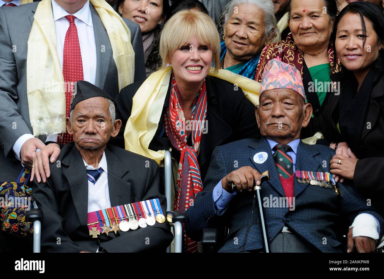 Actress Joanna Lumley with gurkha's Lachhiman Gurung V.C. (left) and Tul Bahadur Pun V.C. (right) emerge victorious from  the High court in London  following a court hearing allowing Gurkha soldiers who fought for the U.K. the same rights as their British and Commonwealth counterparts for them the right to reside in the U.K. Stock Photo