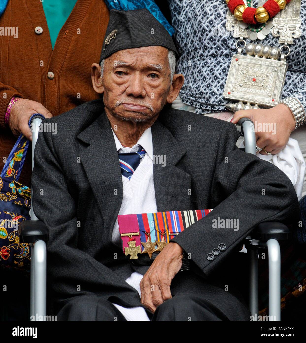 Actress Joanna Lumley with gurkha's Lachhiman Gurung V.C. (left) and Tul Bahadur Pun V.C. (right) emerge victorious from  the High court in London  following a court hearing allowing Gurkha soldiers who fought for the U.K. the same rights as their British and Commonwealth counterparts for them the right to reside in the U.K. Stock Photo