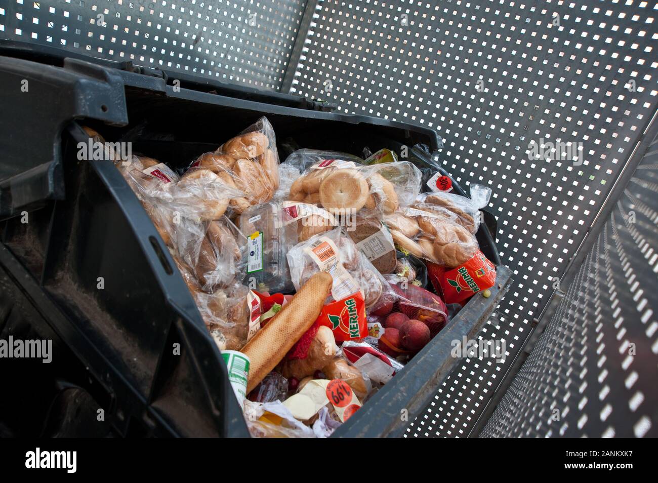 Lebensmittel im Müll Stock Photo