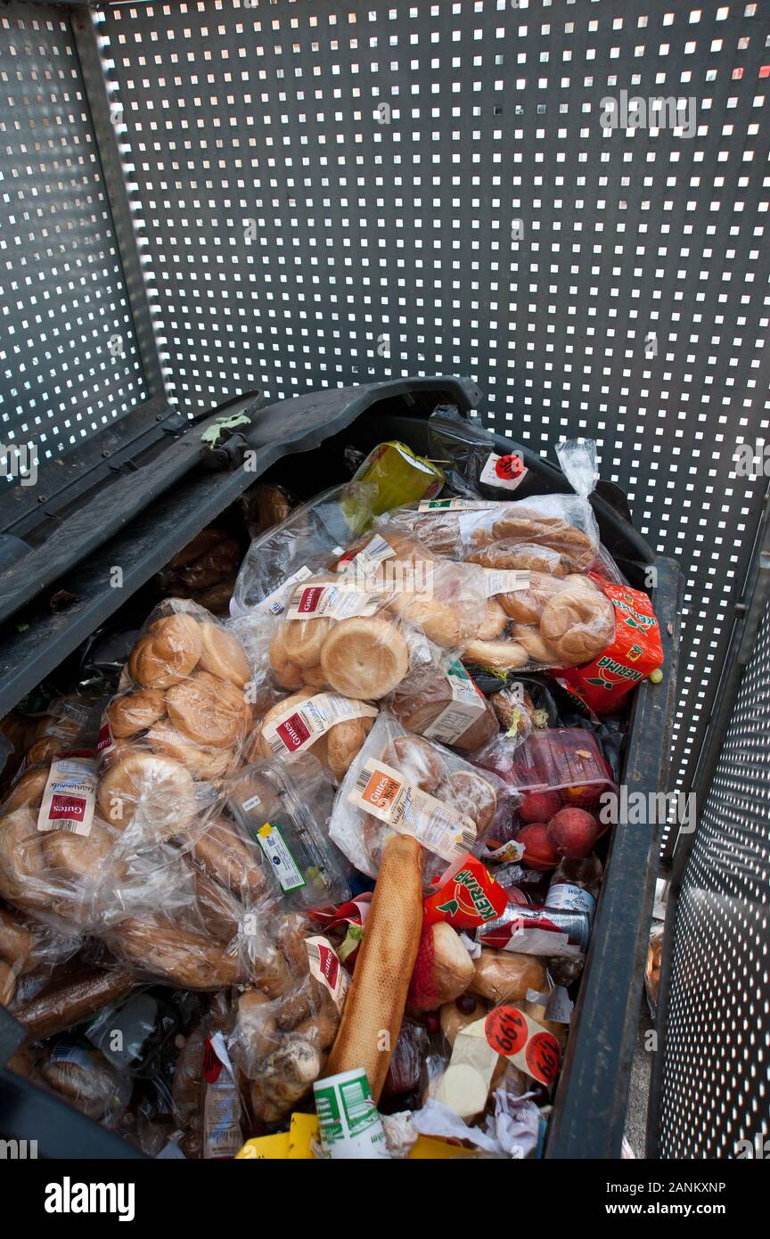 Lebensmittel im Müll Stock Photo