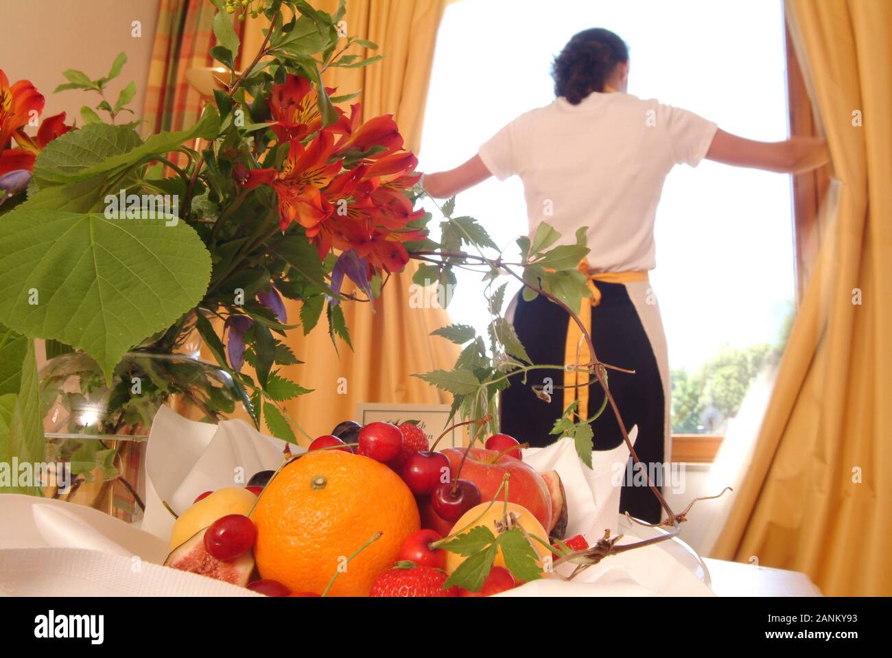 Zimmermädchen und Obstschale in einem Hotelzimmer - Chambermaid and fruit bowl in hotel room Stock Photo