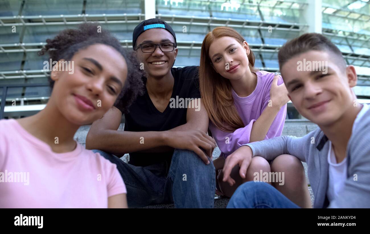 Diversity teenagers friends friendship team hi-res stock photography ...