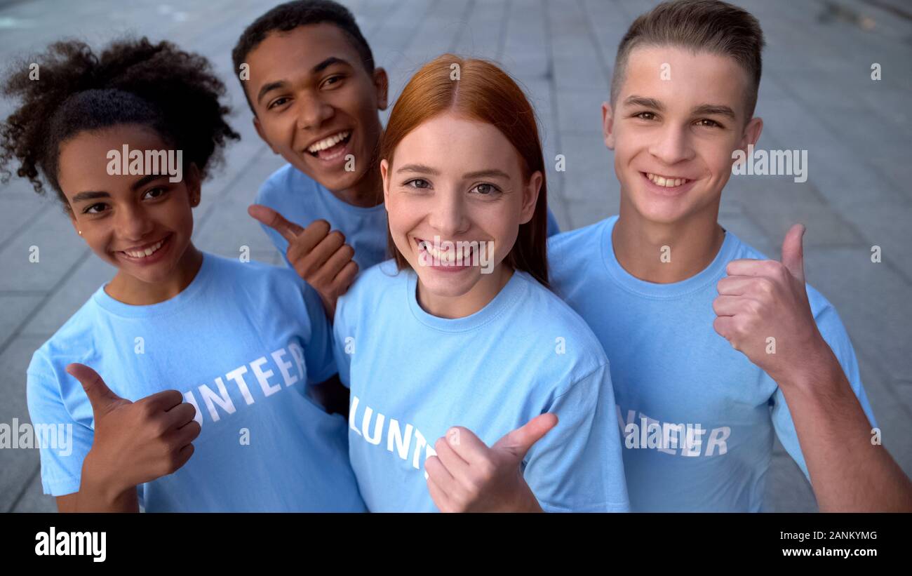College students volunteering hi-res stock photography and images - Alamy