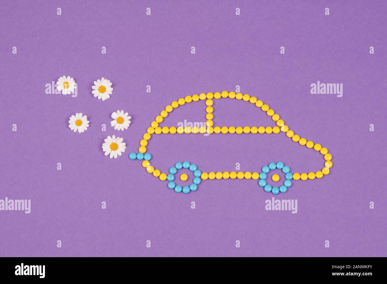 Auto aus Schokolinsen - Car made of chocolate lentils exhausting daisies Stock Photo