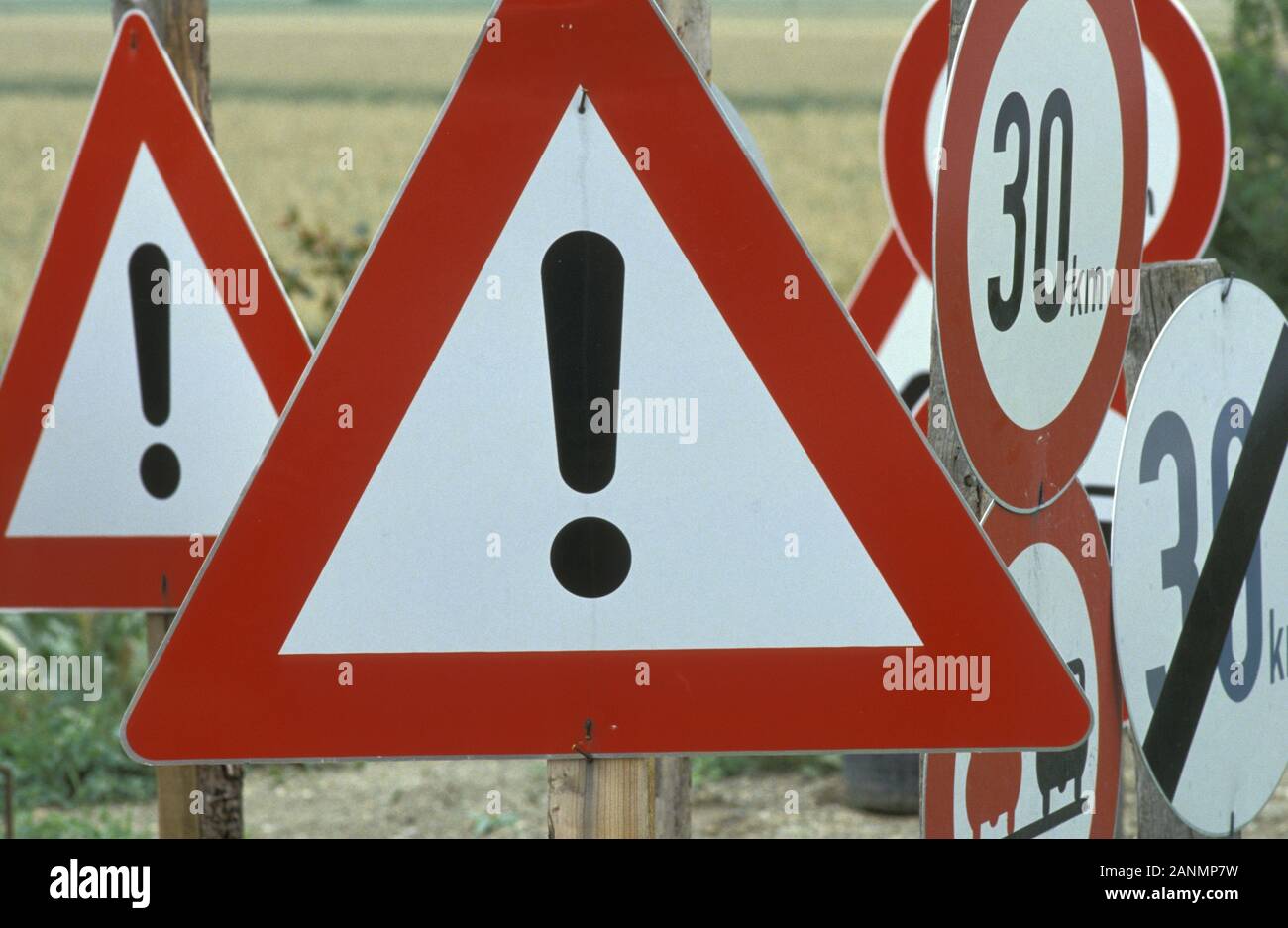 Autoverkehr, Verkehrszeichen; Verbot, Gebot - Traffic Sign Stock Photo