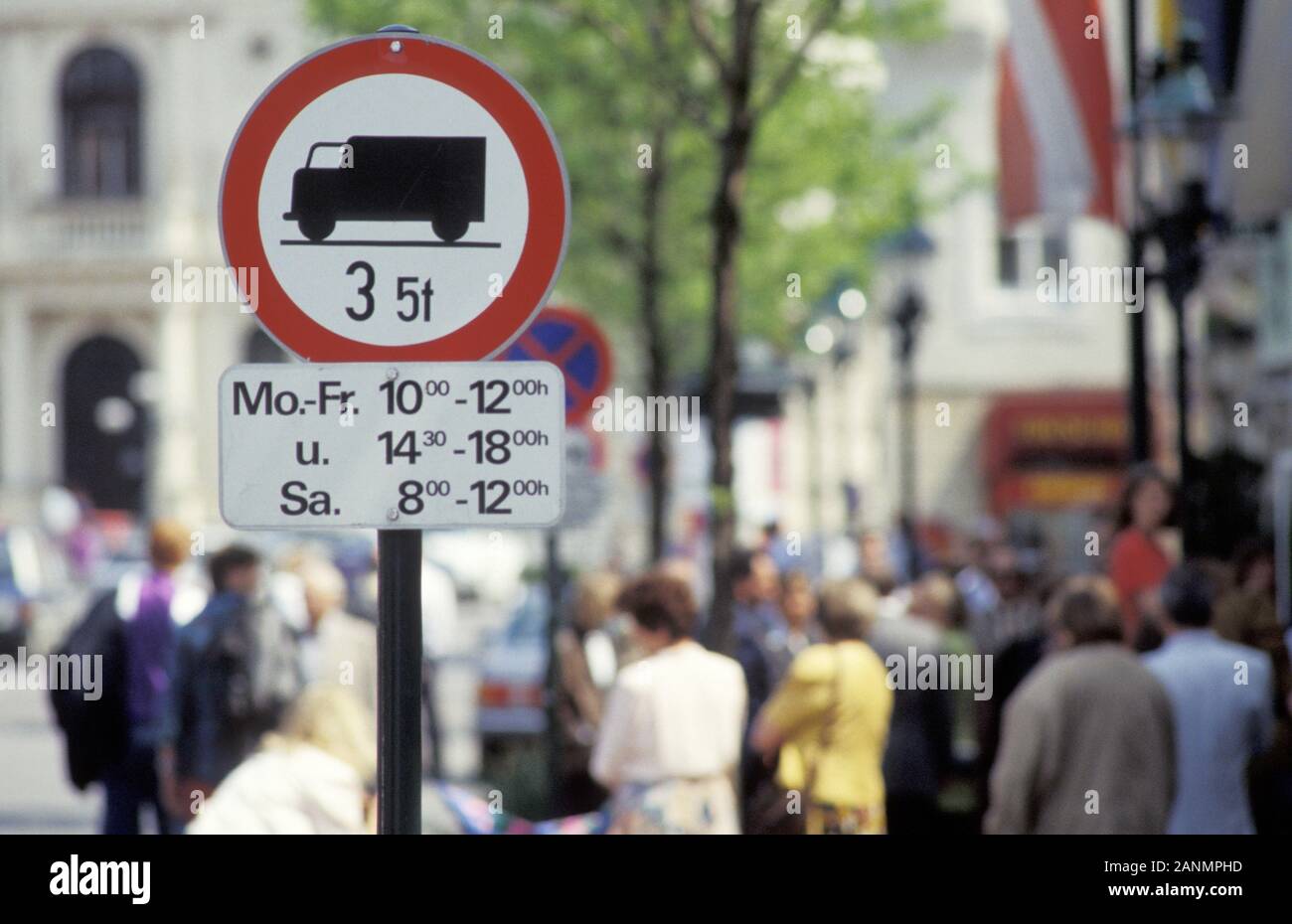 Autoverkehr, Verkehrszeichen, Ladezone Stock Photo - Alamy