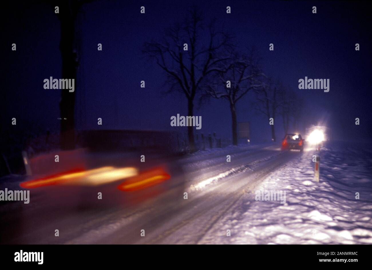 Autofahrt im Schnee - Car Traffic at Wintertime Stock Photo