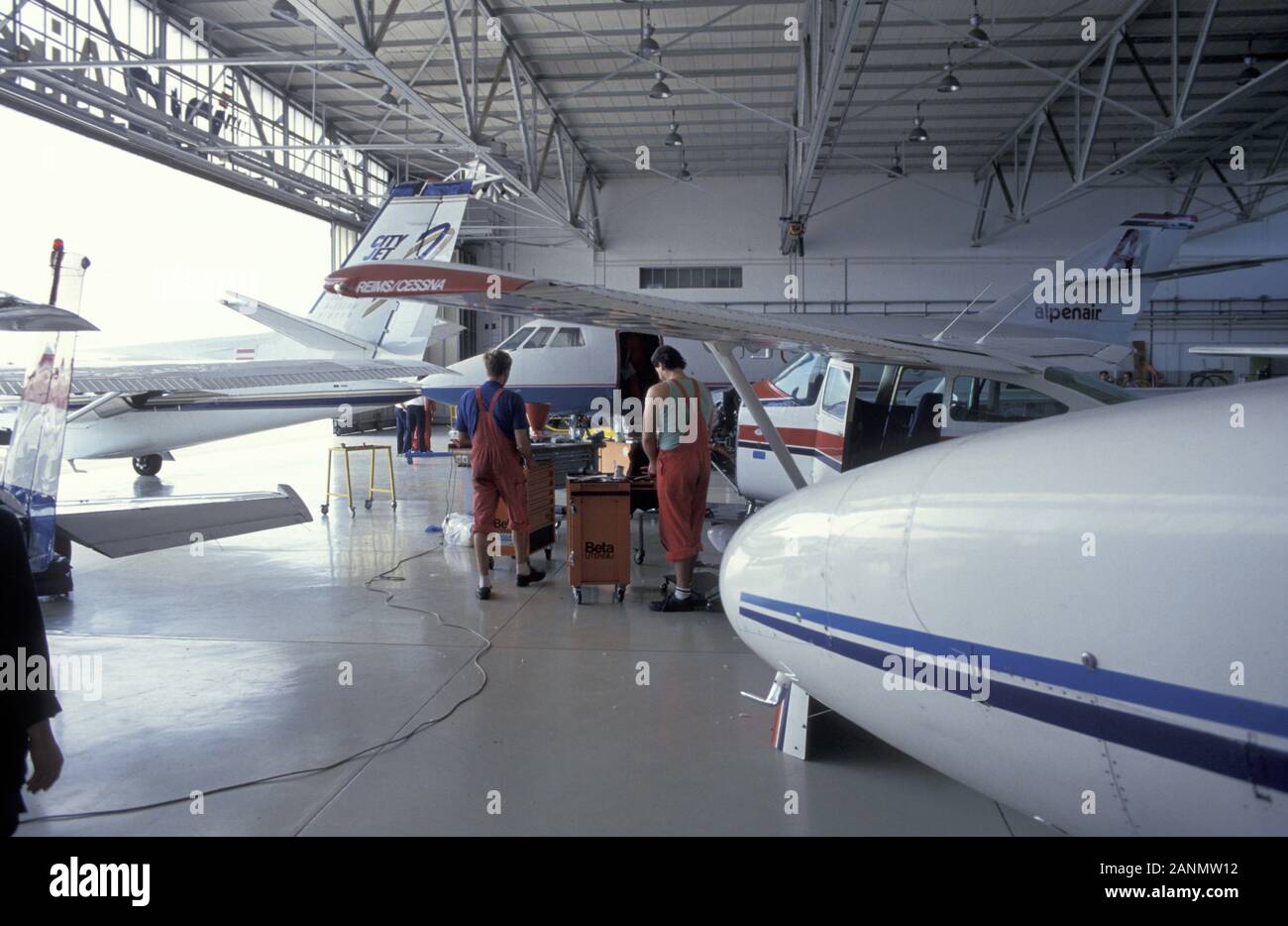 Flugplatz hangar hires stock photography and images Alamy