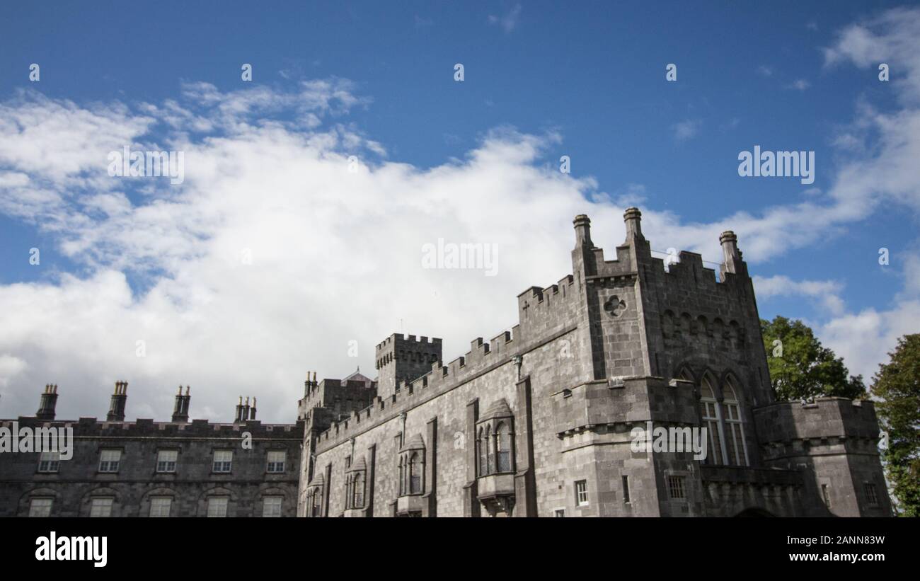 Statue kilkenny castle ireland hi-res stock photography and images - Alamy