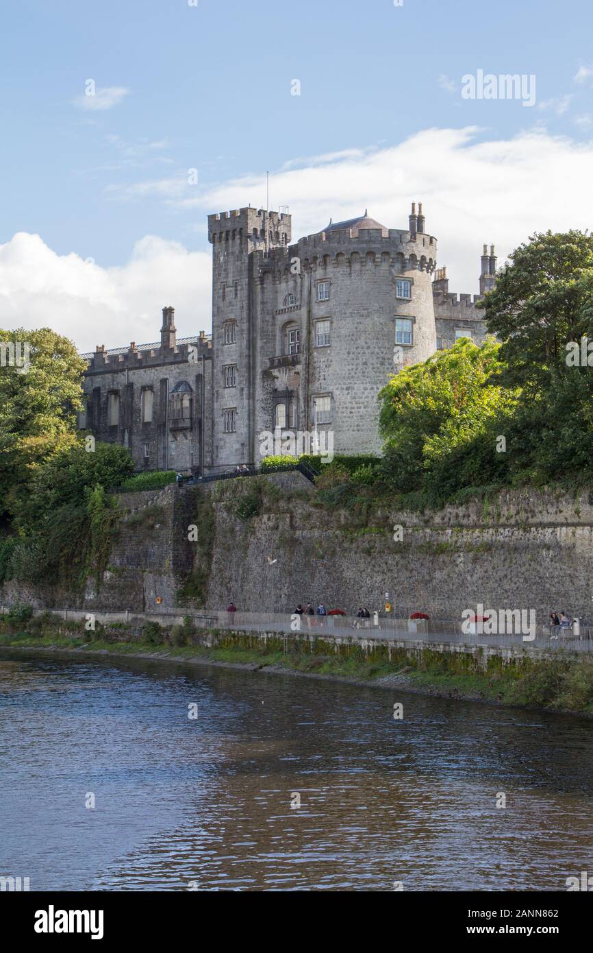 Statue kilkenny castle ireland hi-res stock photography and images - Alamy