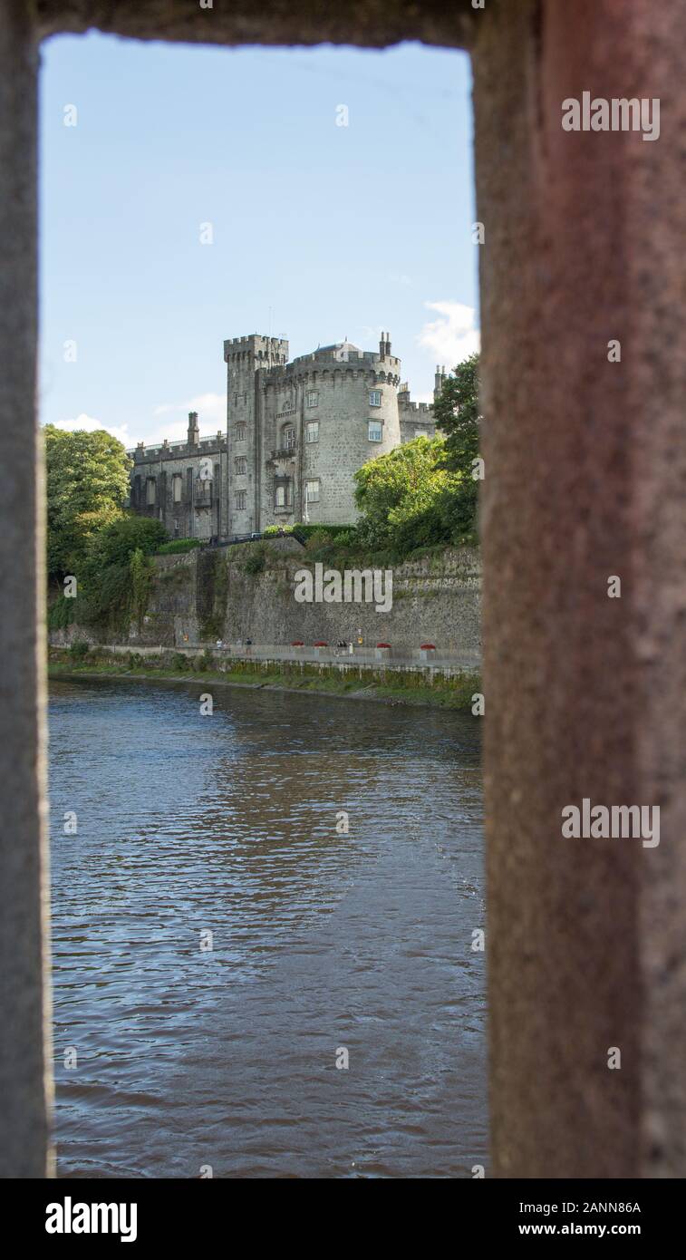 Statue kilkenny castle ireland hi-res stock photography and images - Alamy