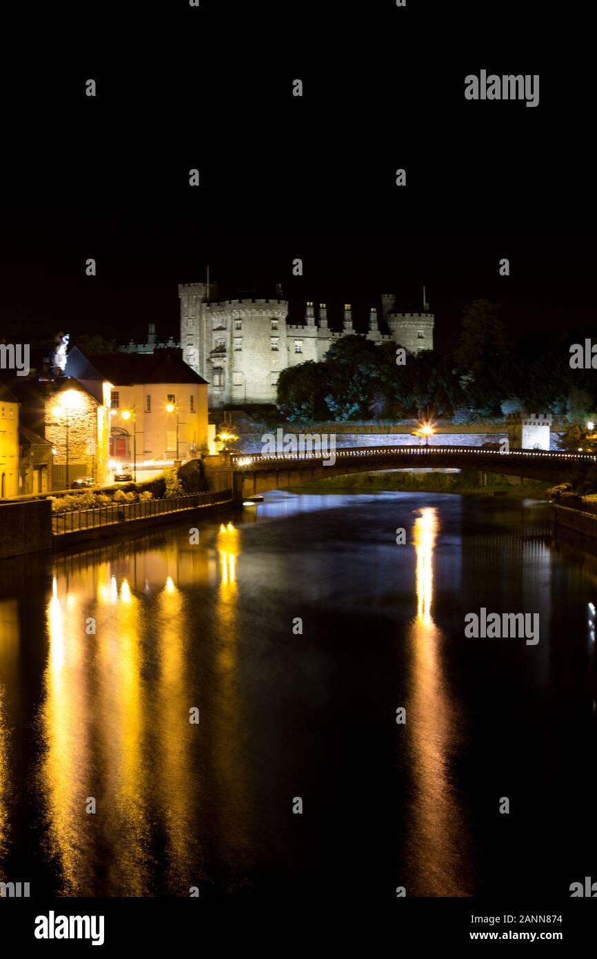 Statue kilkenny castle ireland hi-res stock photography and images - Alamy