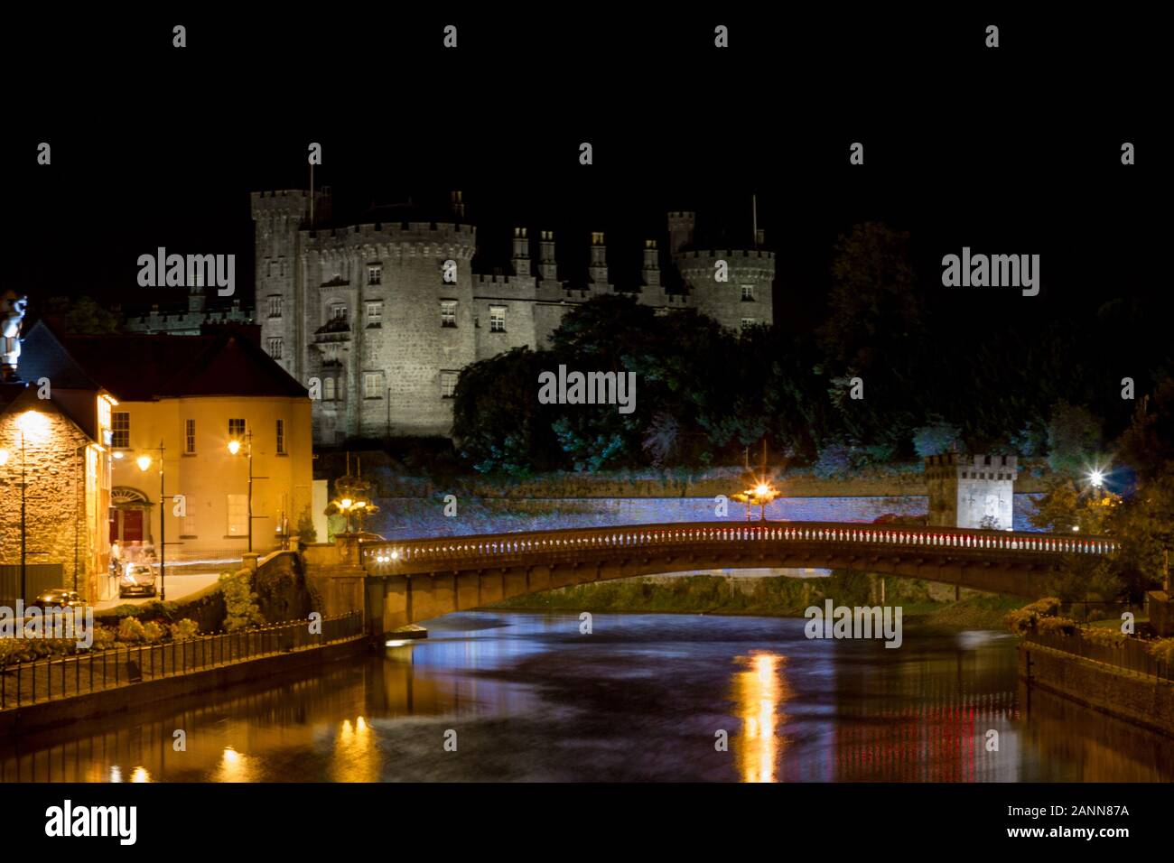 Statue kilkenny castle ireland hi-res stock photography and images - Alamy