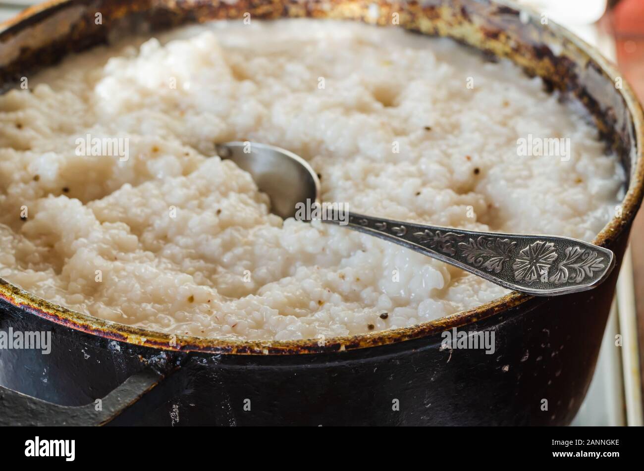 Close-up of freshly cooked rice porridge. Eye level shooting. Selective  focus. Blurred background Stock Photo - Alamy