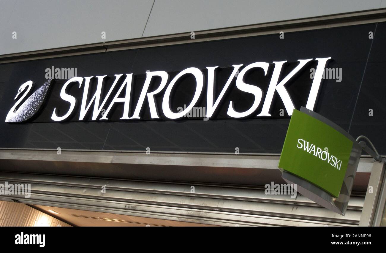 roestvrij Hollywood verwennen Swarovski logo hi-res stock photography and images - Alamy