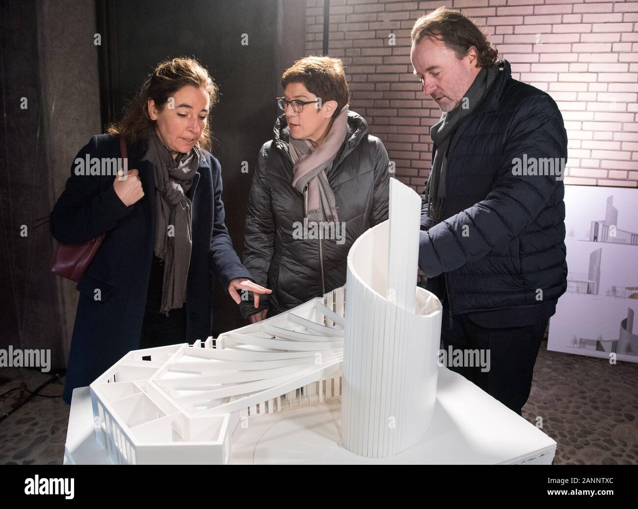 Hamburg, Germany.  18th Jan, 2020. The architects Stefanie Hillenkamp and Jo Landwehr explain a model of the construction to Annegret Kramp-Karrenbauer (CDU, M), Federal Chairwoman of the CDU and Minister of Defense, during a visit to the construction site of the Malteser Campus in the Wilhelmsburg district of the city as part of the conclusion of the CDU Executive Board's annual meeting at the beginning of the year. Credit: Daniel Bockwoldt/dpa/Alamy Live News Stock Photo
