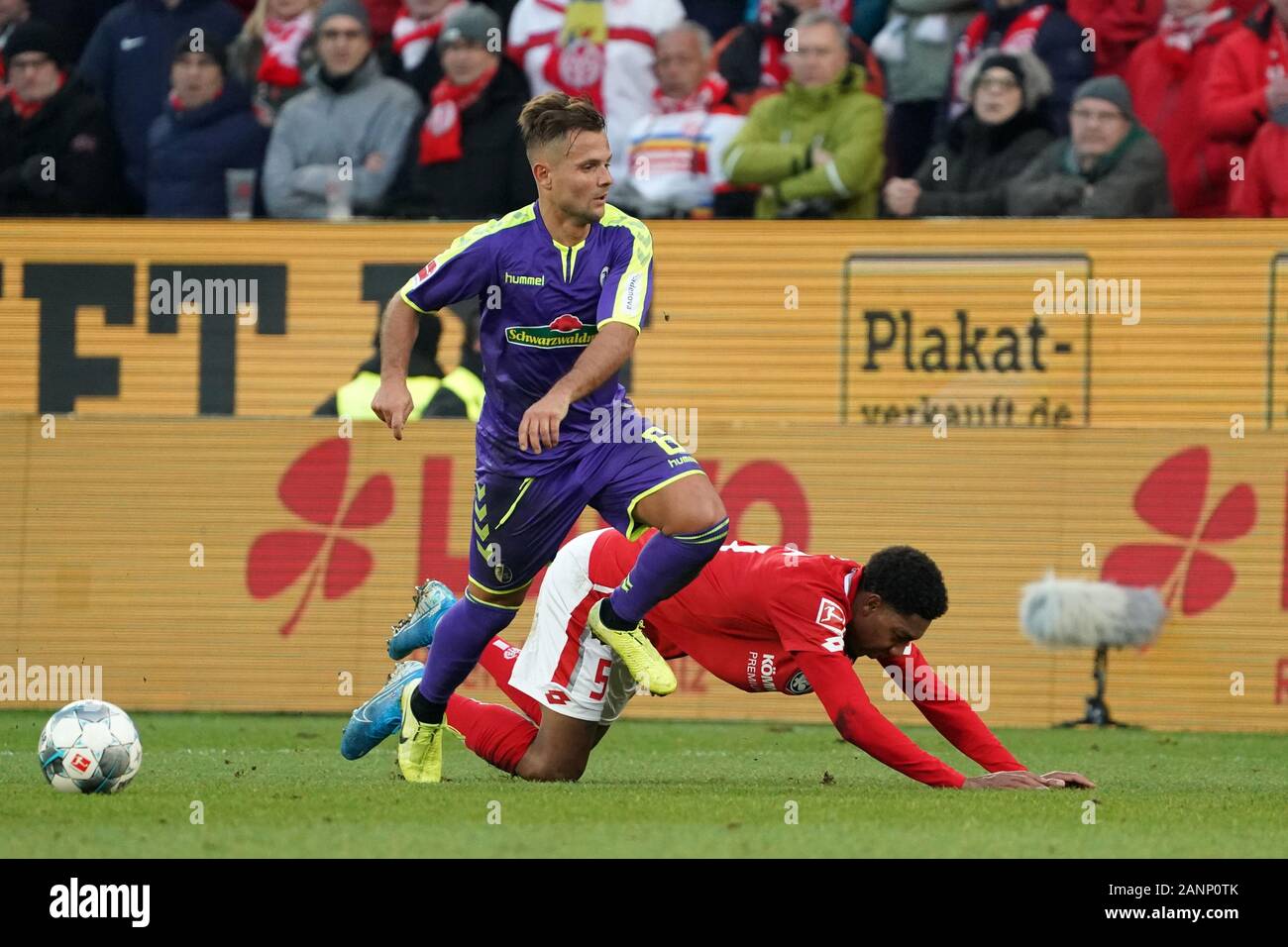 Mainz, Germany. 18th Jan, 2020. Football: Bundesliga, FSV Mainz 05 - SC Freiburg, 18th matchday in the Opel Arena. Jean-Paul Boetius (r) from Mainz and Amir Abrashi from Freiburg are fighting for the ball. Credit: Thomas Frey/dpa - IMPORTANT NOTE: In accordance with the regulations of the DFL Deutsche Fußball Liga and the DFB Deutscher Fußball-Bund, it is prohibited to exploit or have exploited in the stadium and/or from the game taken photographs in the form of sequence images and/or video-like photo series./dpa/Alamy Live News Stock Photo