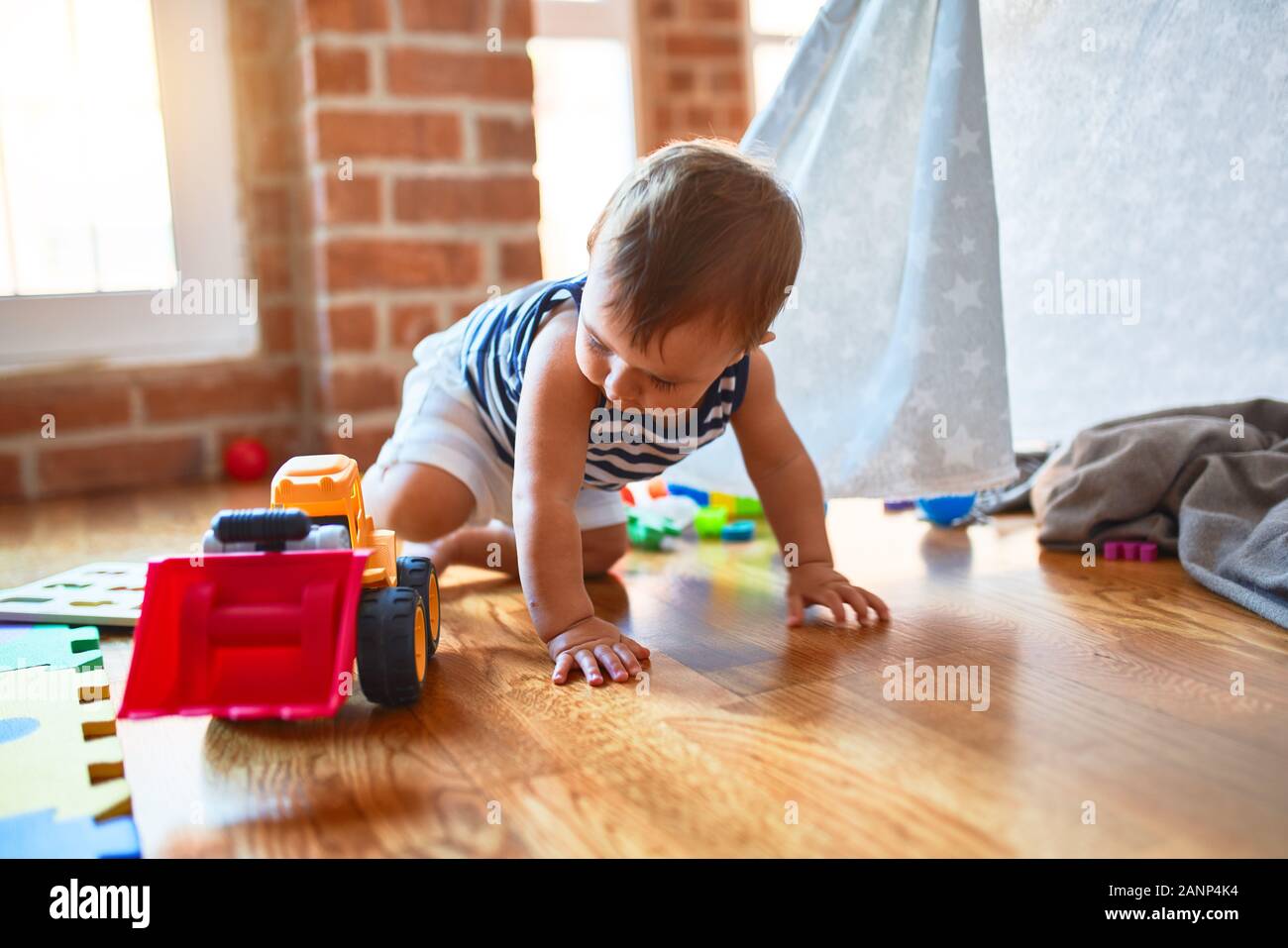 Infant crawling school hi-res stock photography and images - Alamy