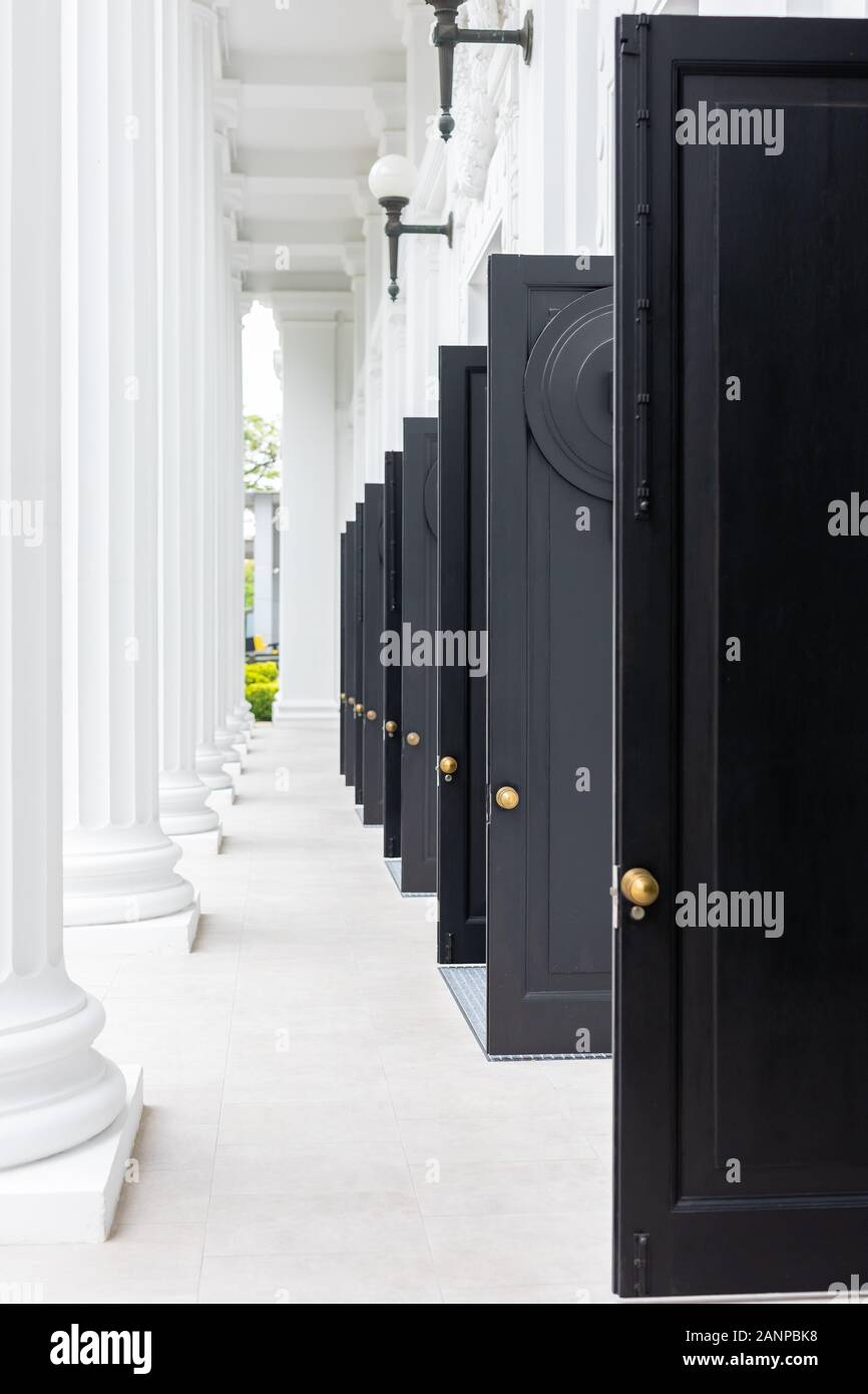 Entrance with open black doors to the College of Medicine building in Singapore Stock Photo