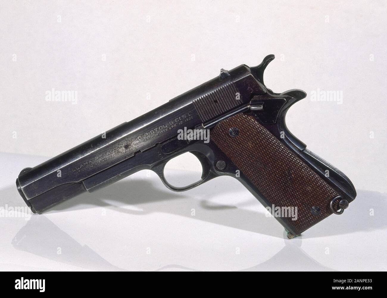 Pistola automatica hi-res stock photography and images - Alamy