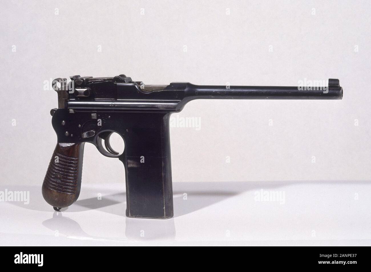 Pistola automatica hi-res stock photography and images - Alamy
