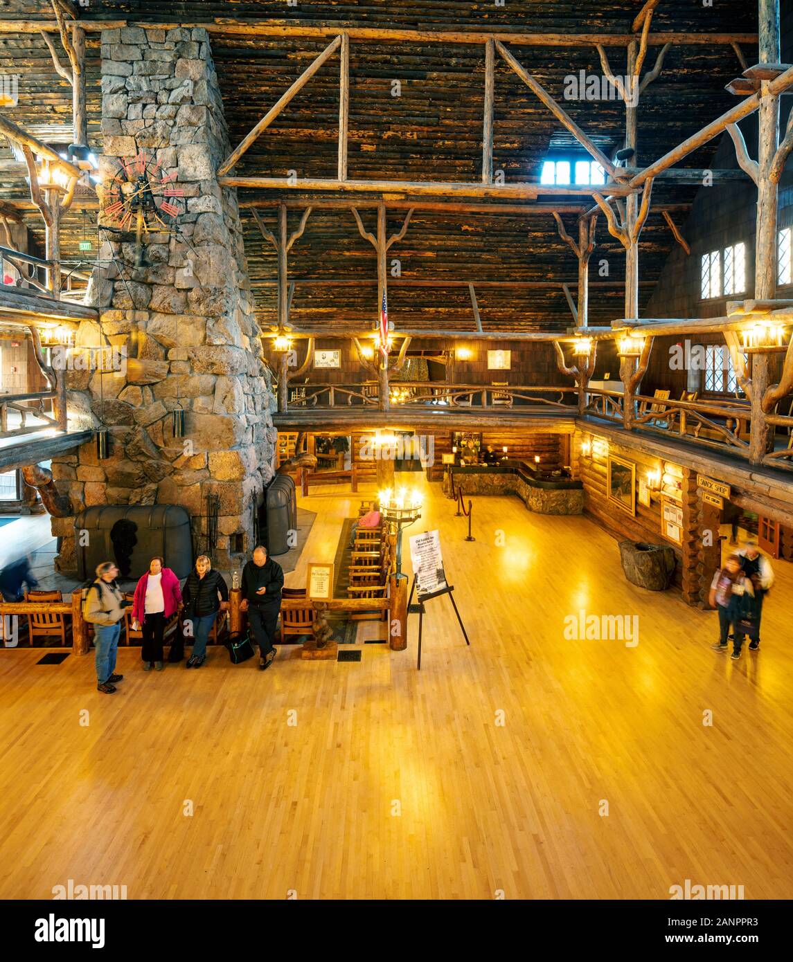 https://c8.alamy.com/comp/2ANPPR3/wy03589-00wyoming-old-faithful-inn-built-in-1904-located-in-yellowstone-national-park-2ANPPR3.jpg