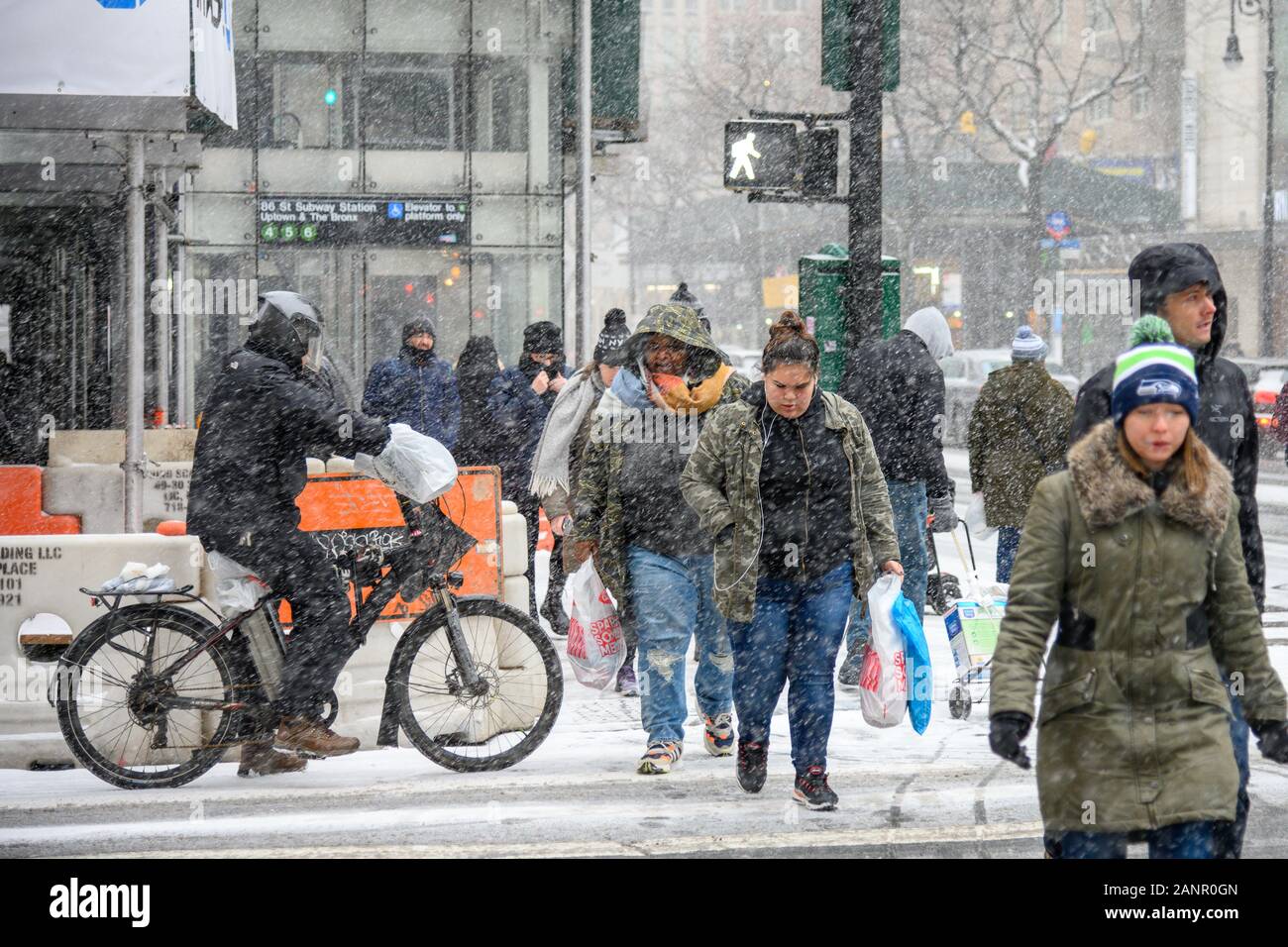 New York, USA,  18 January 2020.  People cross Lexington Avenue in New York City's Upper East Side during a snowstorm.   Credit: Enrique Shore/Alamy Live News Stock Photo