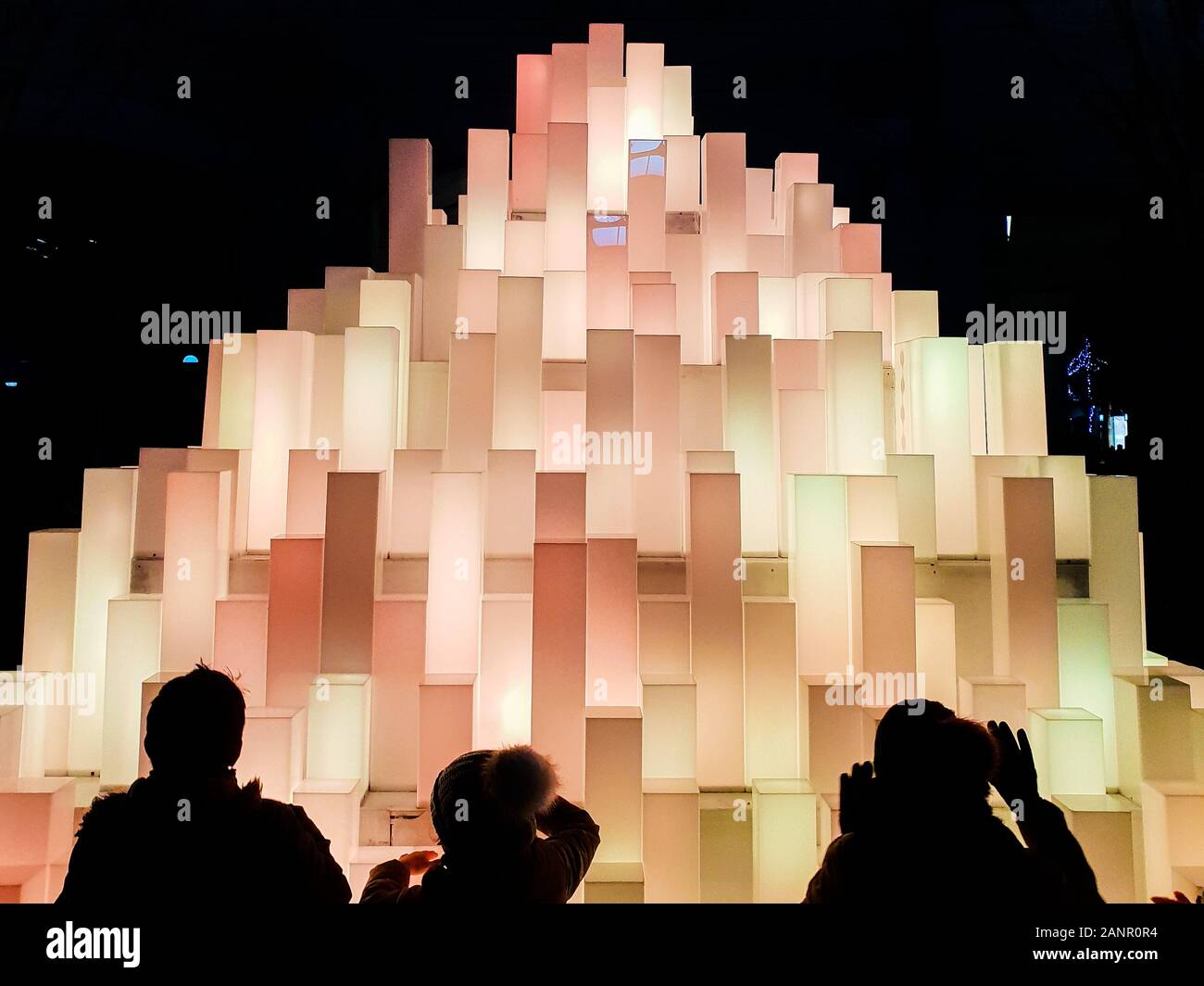 Har det dårligt ledsage i stedet Canary Wharf, London.UK 18 Jan 2020 - Members of public interact with art  installation Mountain of Light by Angus Muir Design at the Canary Wharf  Winter Light Festival. The annual light festival