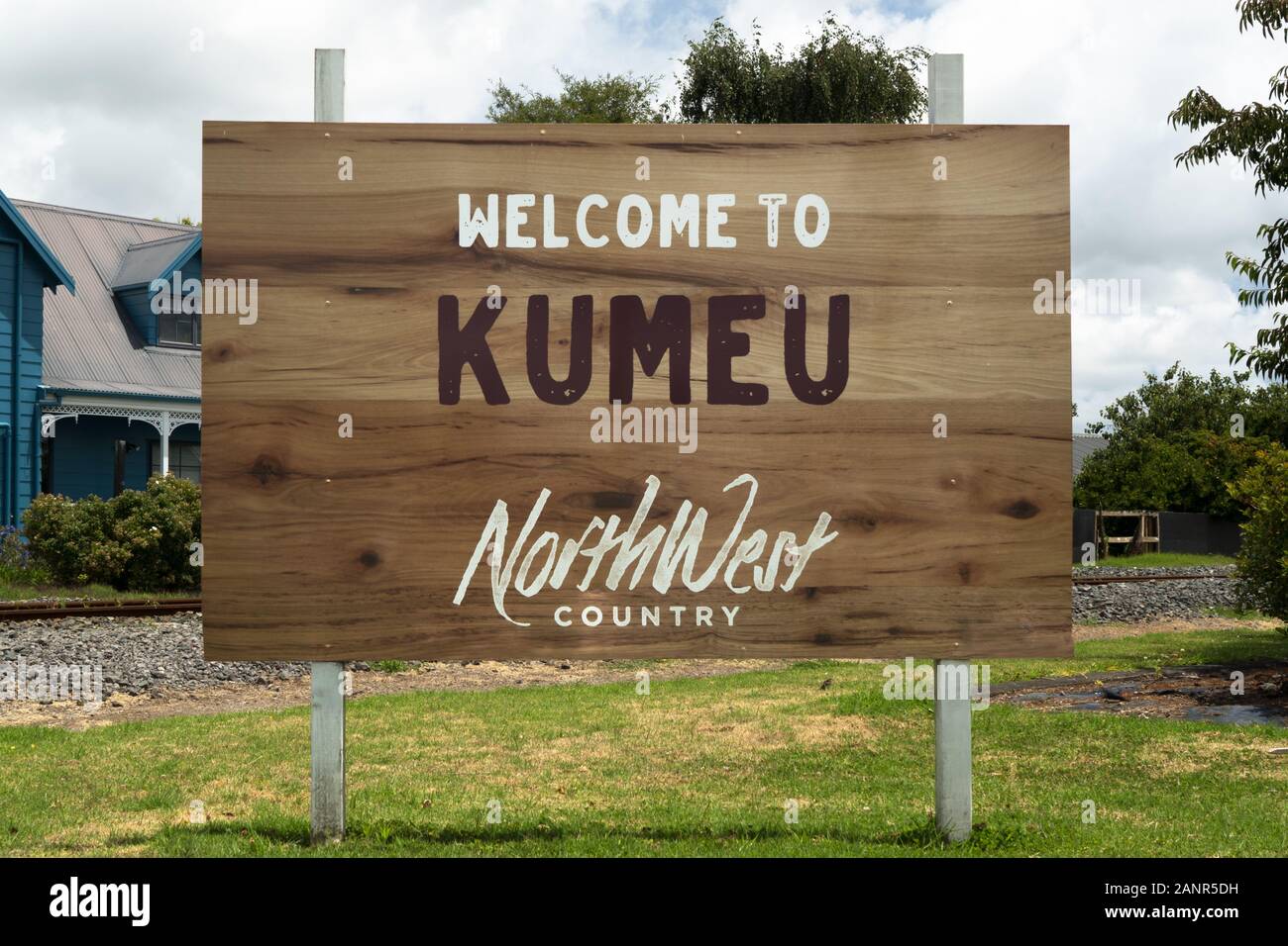 Kumeu, Auckland, New Zealand, Welcome to Kumeu Northwest country wooden road sign, film studios, indoor water tank, avatar, the meg, lord of the rings Stock Photo