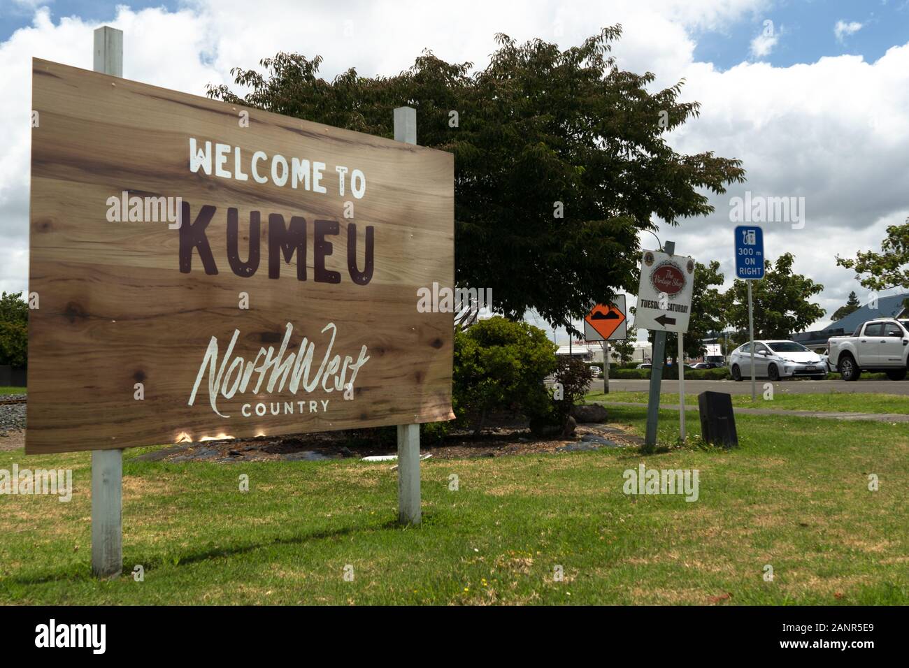 Kumeu, Auckland, New Zealand, Welcome to Kumeu Northwest country wooden road sign, film studios, indoor water tank, avatar, the meg, lord of the rings Stock Photo