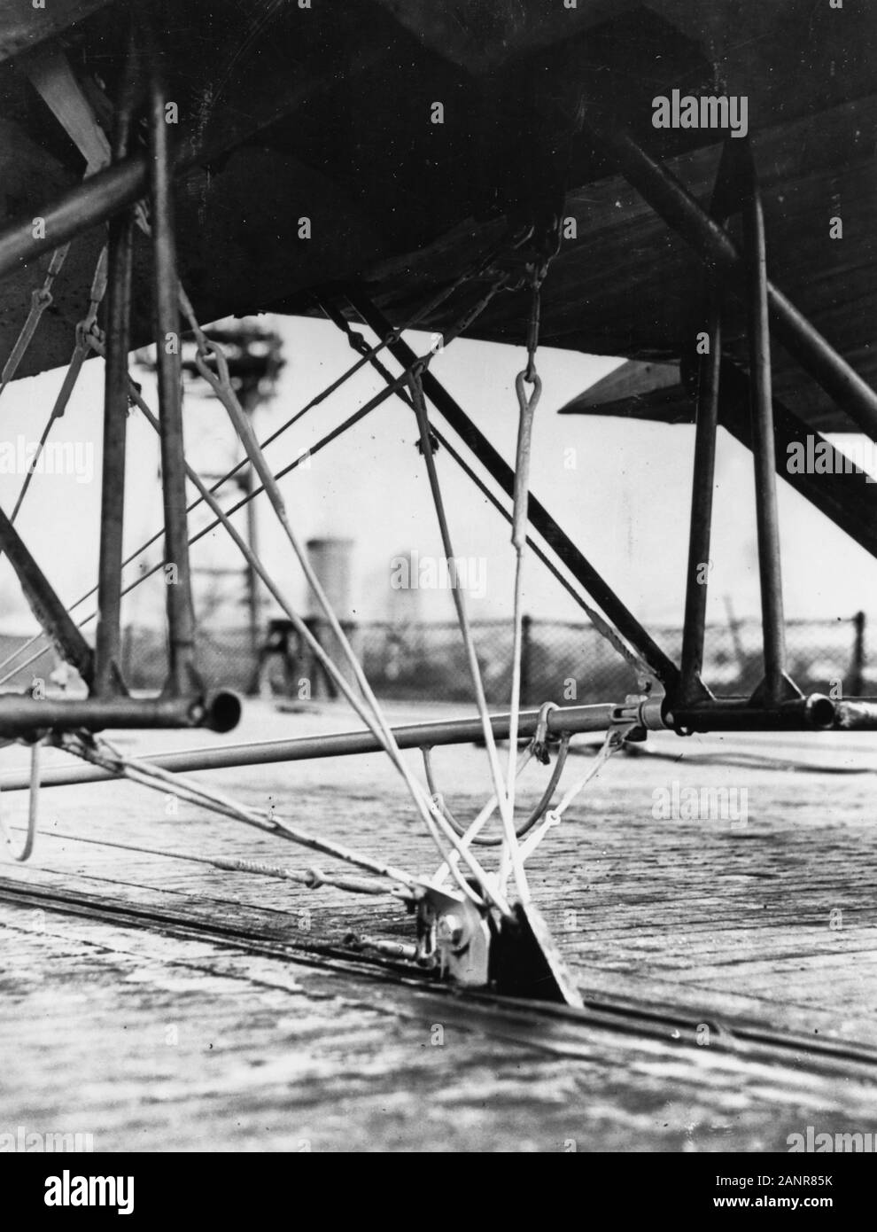 USS Langley (CV-1) Releasing device attached to the plane, 24 May 1924. Stock Photo