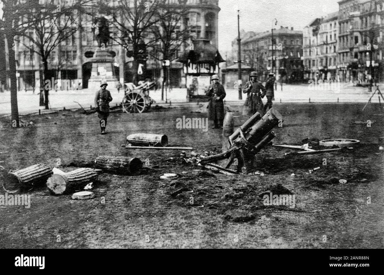 Big street fights in Berlin during the general strike. Heavy mine launchers on Alexanderplatz. January 1919 Stock Photo