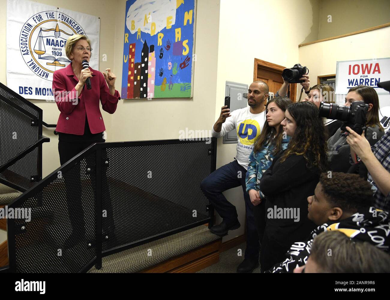 Des Moines, USA. 18th Jan, 2020. 2020 Democratic presidential candidate Sen. Elizabeth Warren of Massachusetts makes remarks at a block party for community activists, in Des Moines, Iowa, Saturday, January 18, 2020. Candidate's campaigning continues in the run-ip to Iowa's first-in-the-nation caucuses February 3. Photo by Mike Theiler/UPI. Credit: UPI/Alamy Live News Stock Photo